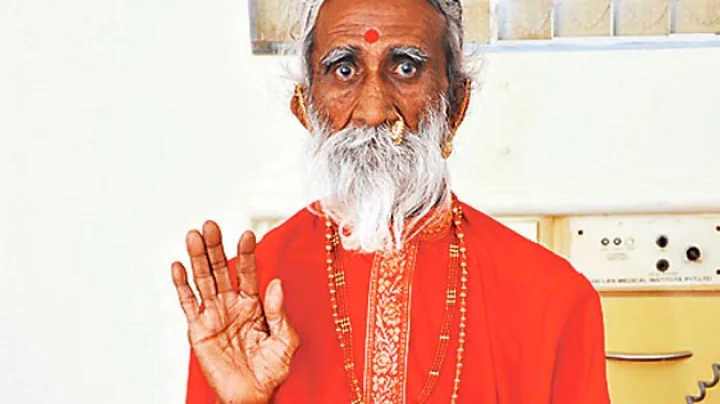 अबब... 75 वर्षांपासून फक्त वार्‍यावर जिवंत आहे बाबा...(व्हिडिओ)