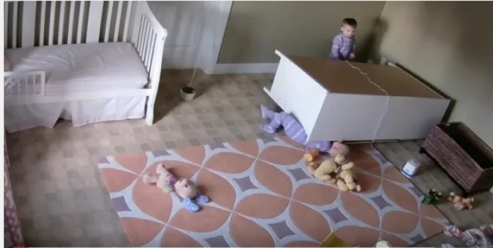 2 साल के बच्चे ने बचाई जुड़वां भाई की जान (वीडियो)