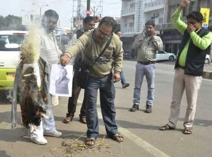 मुख्यमंत्री का पुतला फूंक दर्ज कराया विरोध