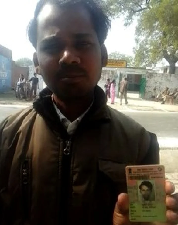 वोट डालने पहुंचा तो चौंक उठा (वीडियो)