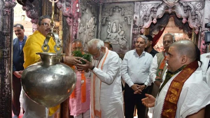 बाबा भोलेनाथ के आगे नेता नतमस्तक!