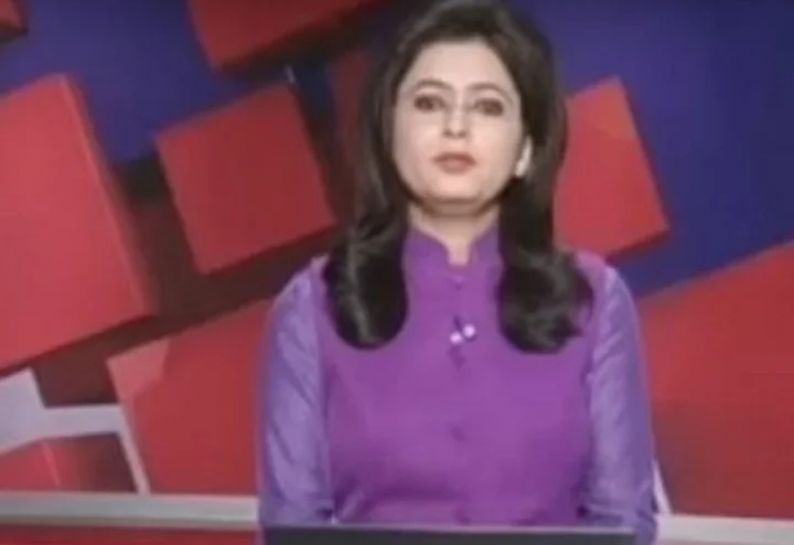 धन्य है यह महिला टीवी एंकर...