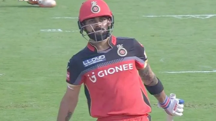 विराट कोहली ने क्रिस गेल फाउंडेशन को सौंपा अपना बल्ला