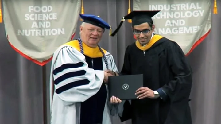 जब भारतीय छात्र ने अपने डीन के पैर छुए.....