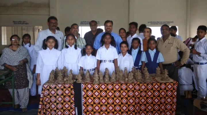 आदिवासी बच्चों ने बनाए पर्यावरण हितैषी गणेश