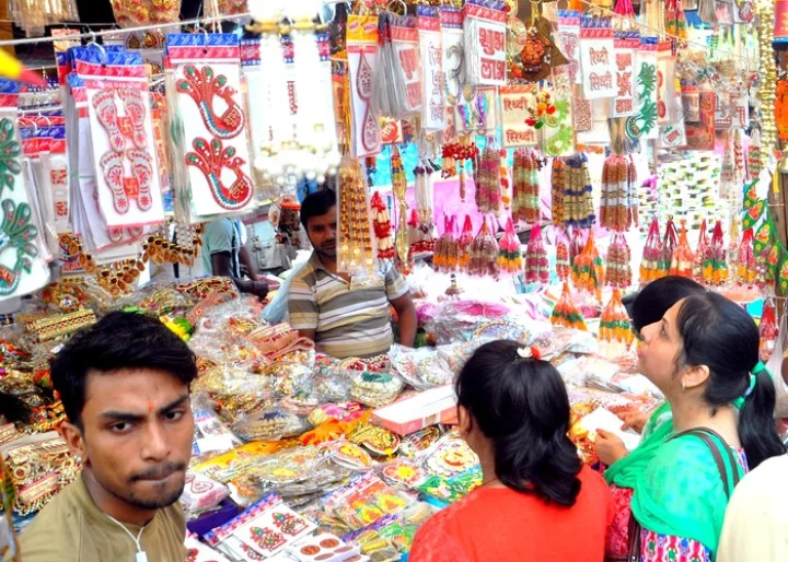 कोरोना के बावजूद उत्सवों की तैयारी में जुटे कारोबारी