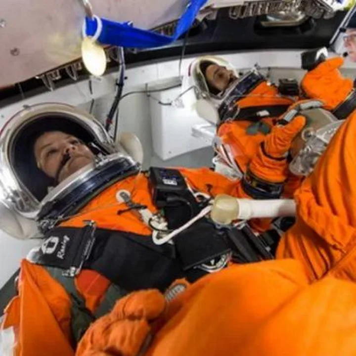 अंतराळवीर अंतराळात काय जेवतात? ते तिथं झोप कशी घेतात?