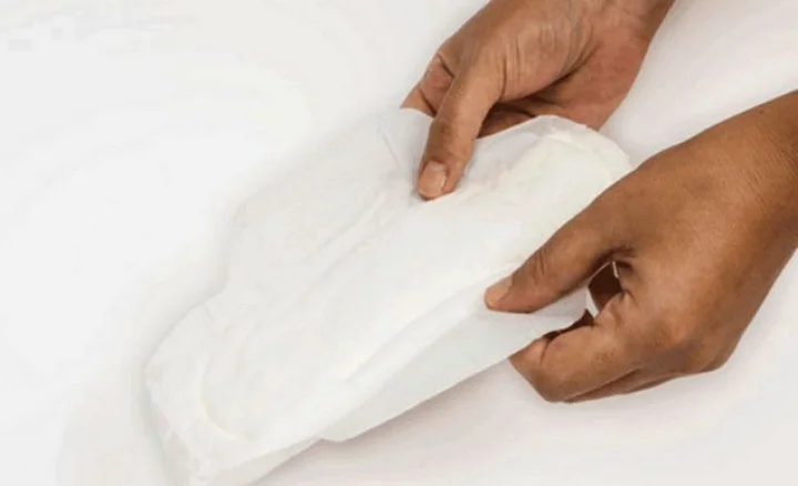 The women of this country can only afford to buy 2 sanitary pads ..'या' देशातील बायकांना फक्त 2 सॅनिटरी पॅड्स खरेदी करणंच परवडतंय... Marathi International News  In Webdunia Marathi