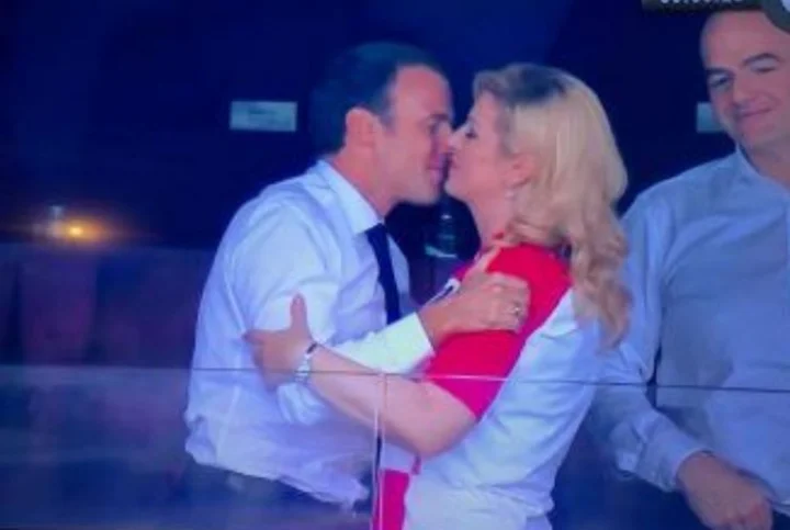 FIFA WC 2018 : विजेता बनते ही फ्रांस के राष्ट्रपति झूमे, क्रोएशिया की राष्ट्रपति ने गले लगाया