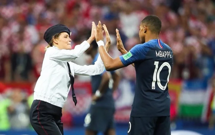 फीफा वर्ल्ड कप के फाइनल में पुतिन की नाक में दम करने आई पुसी रायट की महिला सदस्य