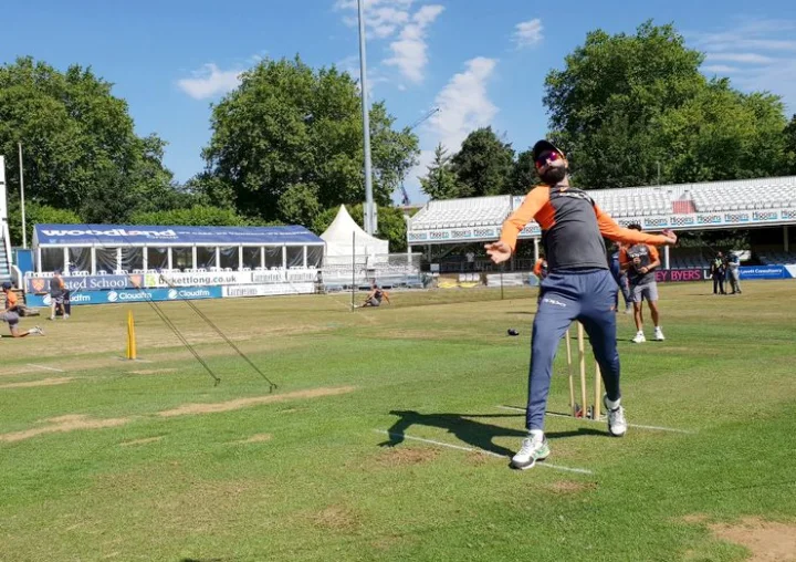 घसियाली पिच पर अभ्यास मैच खिलाने पर भारतीय टीम हुई श्रीलंका पर नाराज (Video)