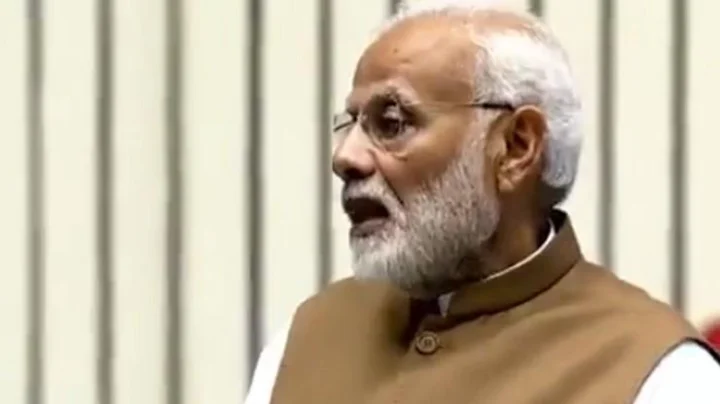 शाळांमध्ये मोदी यांच्या जीवनावरील ‘चलो जीते हैं’ लघुपट दाखवा