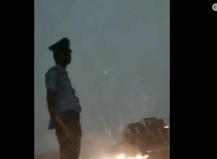 भयानक तूफान और बारिश के बीच डटा रहा ट्रैफिक जवान, सोशल मीडिया पर बना हीरो