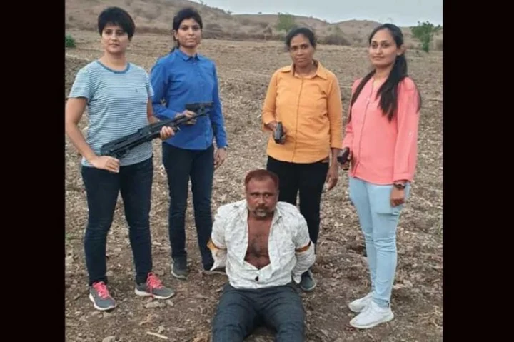 15 हत्याओं के खूंखार आरोपी को 4 महिला पुलिस अधिकारियों ने घने जंगल में पकड़ा