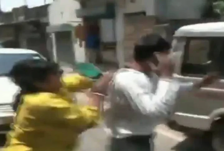 फर्जी एसीबी अफसर ने मांगे 50 हजार, महिला ने चप्पलों से पीटा, वीडियो वायरल