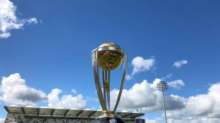 क्रिकेटवर सट्टा सट्टेबाज तर पकडले सोबत पकडला मुंबईतील पोलिस अधिकारी सुद्धा