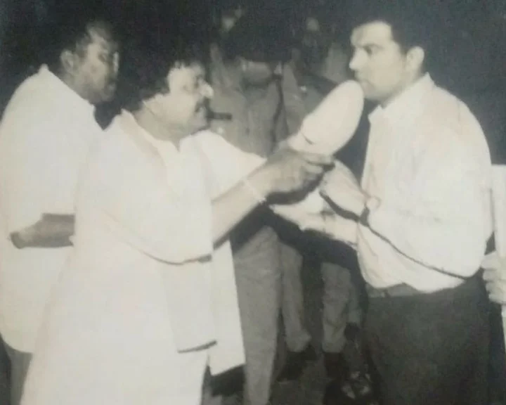क्या कैलाश विजयवर्गीय ने वाकई पुलिस अधिकारी पर ताना था जूता...जानिए वायरल तस्वीर का पूरा सच