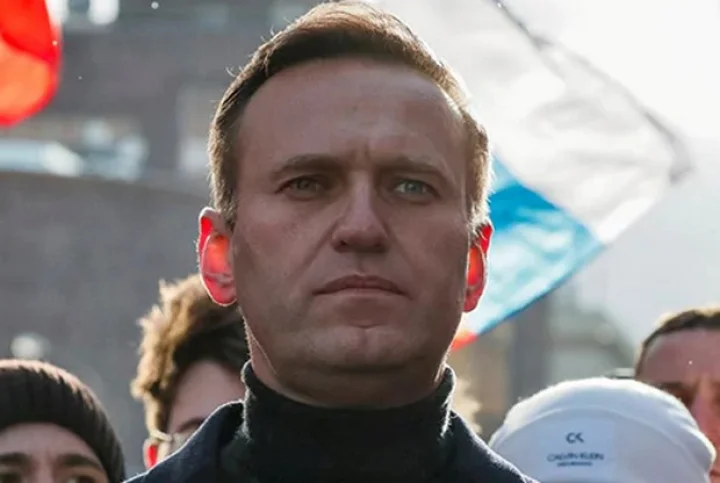 Alexei Navalny wife pays homage