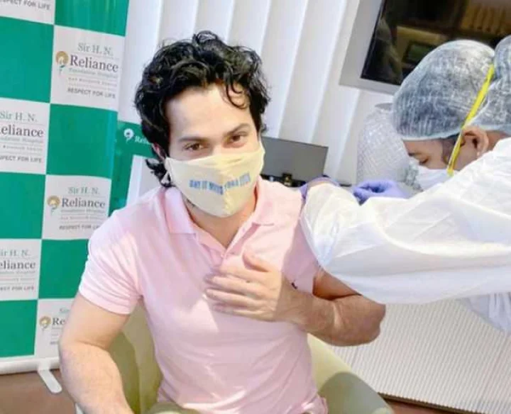 वरुण धवन ने लगवाई कोरोना वैक्सीन की पहली डोज, बोले- किसी के लिए चुभन मत बनो...