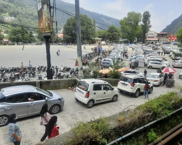 पर्यटकों को लेकर सख्ती
