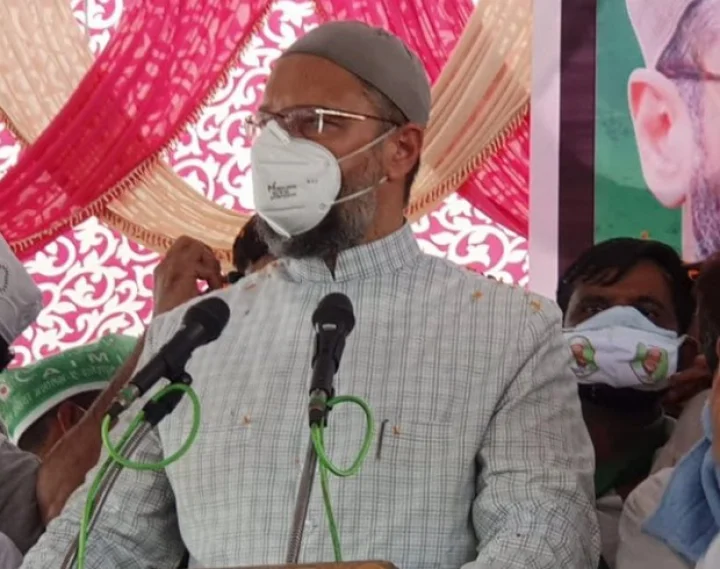 AIMIM chief Owaisi's Sanjay Raut attackedएआयएमआयएमचे प्रमुख ओवेसी यांच्या संजय राऊतांवर घणाघात
