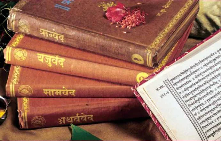 संस्कृत दिवस की खास बातें, इस भाषा में रचित 10 महत्वपूर्ण पुस्तकें