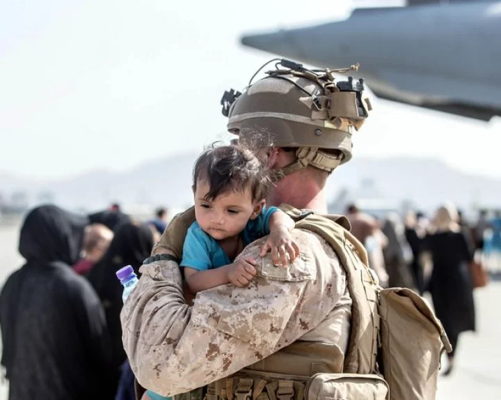 काबुल एयरपोर्ट पर महंगाई की मार, 1 प्लेट चावल 7500 रुपए में, भूख से तड़प रहे हैं लोग