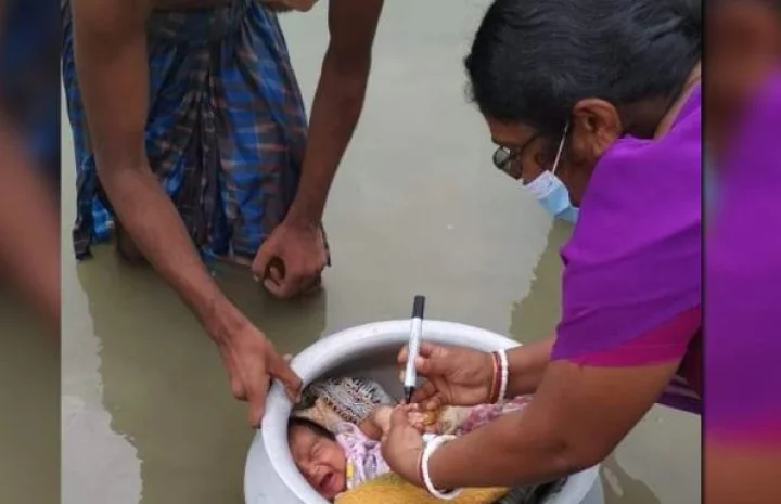 जिस वक्‍त लोग ‘बाढ़’ से बचने के लिए यहां वहां भाग रहे थे, ये बच्‍ची ‘पोलियो ड्रॉप’ ले रही थी