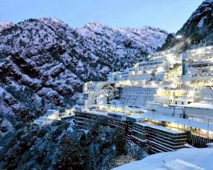 Lieutenant Governor of Jammu and Kashmir offered prayers at Mata Vaishno Devi Temple