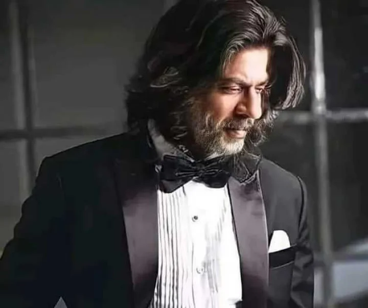 लंबे बाल, सफेद दाढ़ी में वायरल हो रहा शाहरुख खान का न्यू लुक, जानिए तस्वीर की सच्चाई