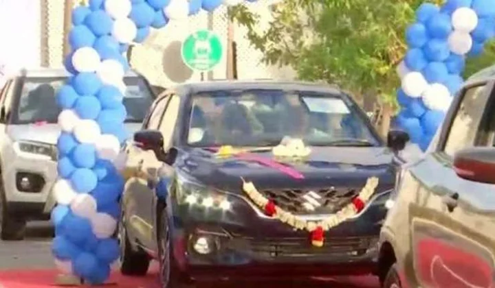 IT कंपनी ने कर्मचारियों को गिफ्ट में दीं 100 कारें, 10 साल से ज्यादा सेवा का मिला तोहफा