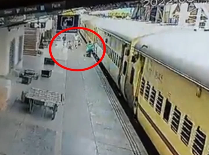 The mother threw the children from the moving train and then jumped herself