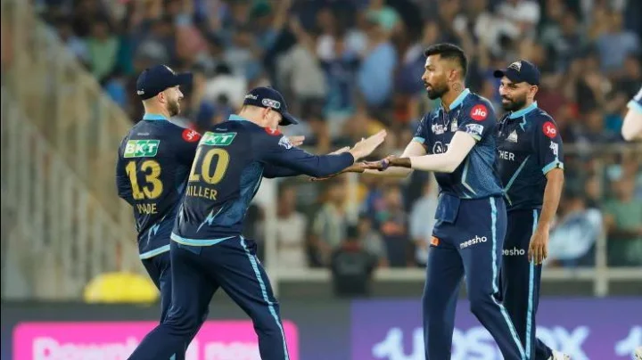 IPL 2022: पहिलाच हंगाम, पहिलेच कर्णधारपद ; हार्दिक पंड्याने कोरले ट्रॉफीवर नाव..