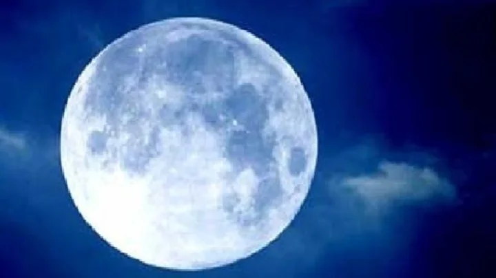 Holi 2023  धनप्राप्तीसाठी होळीच्या दिवशी करा चंद्रदेवाला प्रसन्न