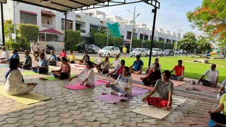 Yoga Tips :वृद्धावस्थेत तंदुरुस्त ठेवतात हे योगासन