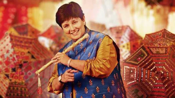 फाल्गुनी पाठक: नेहा कक्कडच्या रिमिक्सवर नाराज झालेल्या 'गरबा क्वीन'बद्दल हे माहितीये?