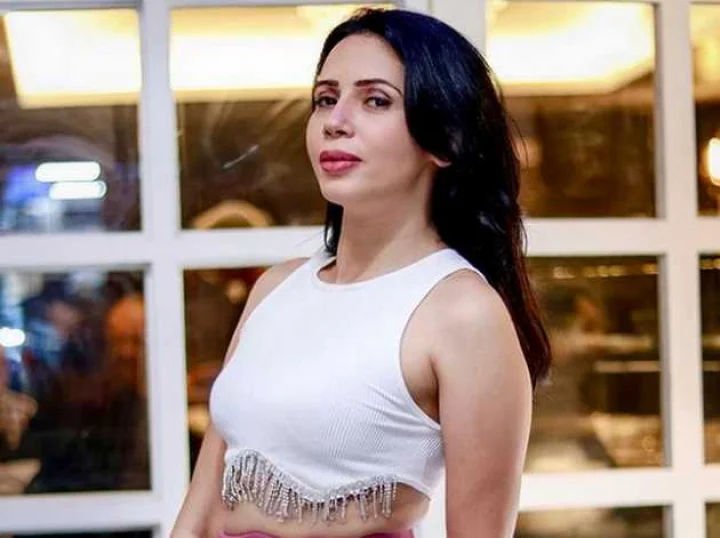 Rozlyn Khan  Savita Bhabhi fame actress model Rozlyn Khan has cancer Bollywood News In Marathi  Rozlyn Khan diagnosed with cancer news in marathi