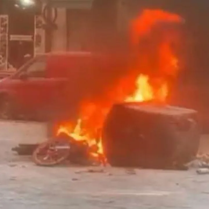 अमेरिकेत रस्त्यावरील शर्यतीत गोंधळ, पोलिसांवर बाटल्या आणि दगडफेक, दोघांना अटक