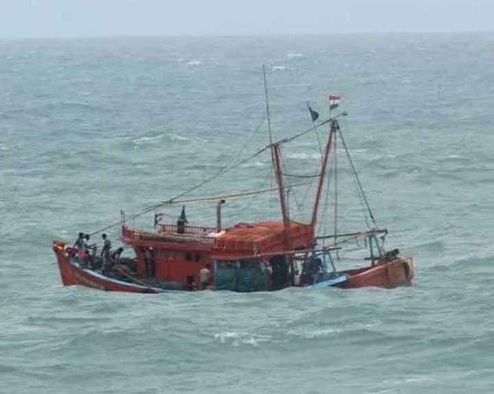 Transponders have been installed in the boats of 1 lakh fishermen