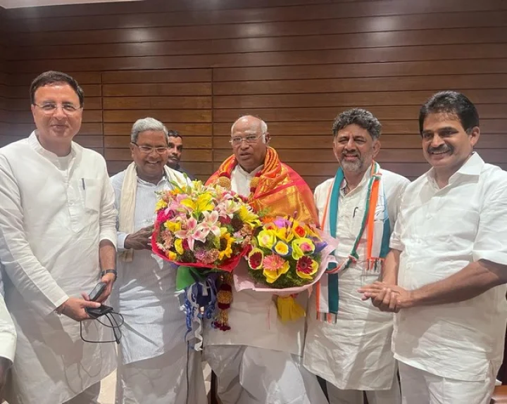 Siddaramaiah and DK shivkumar with Mallikarjun Kharge after winning karnataka election