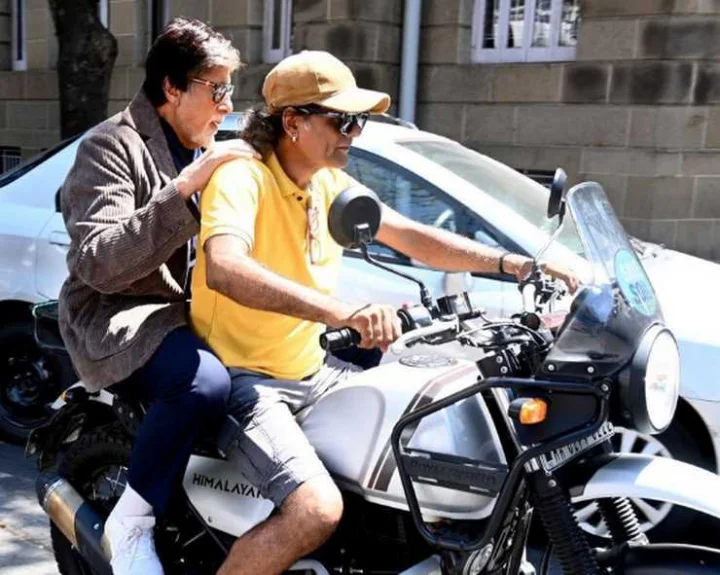 Amitabh Bachchan asks for lift