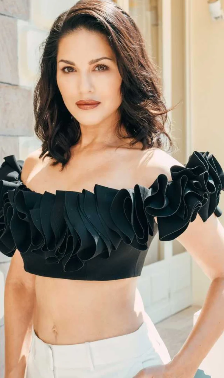 कान फिल्म फेस्टिवल में अपने लेटेस्ट लुक से सनी लियोनी ने सेट किए फैशन गोल्स