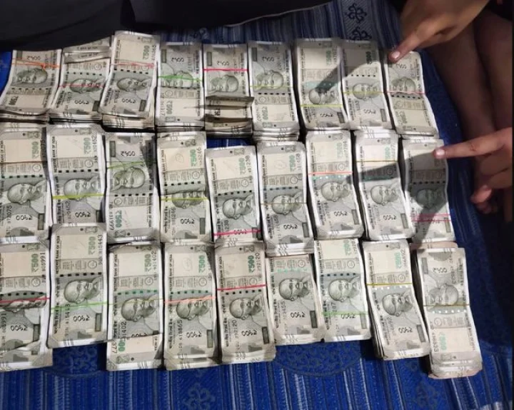 transactions worth lakhs happen in the accounts of 2 employees of Mahakal temple