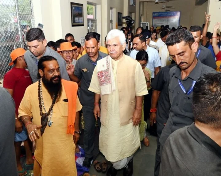 manoj sinha with amarnath pilgrims