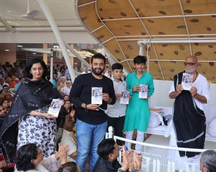 Sant Morari Bapu released the book