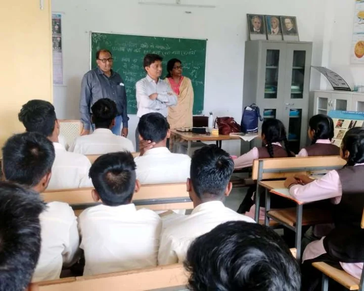 भारती व विजयवर्गीय ने एकलव्य आवासीय विधालय में पढ़ाया विज्ञान का पाठ