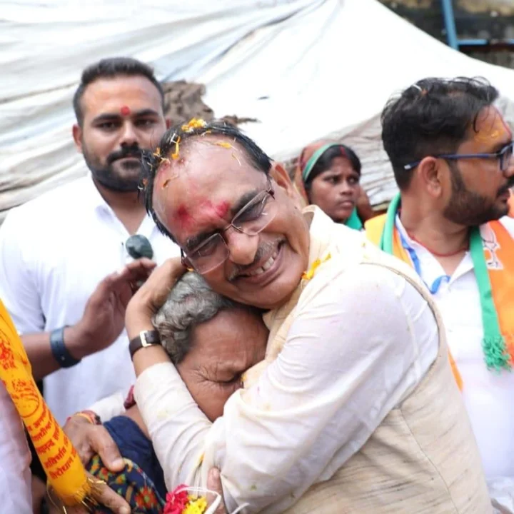 सिवनी में दिखा CM शिवराज का अलग अंदाज, झुग्गी में बुजुर्ग महिला से की मुलाकात,पक्के मकान की दी सौगात