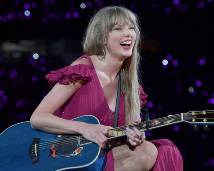 Taylor Swift distributed bonus of lakhs