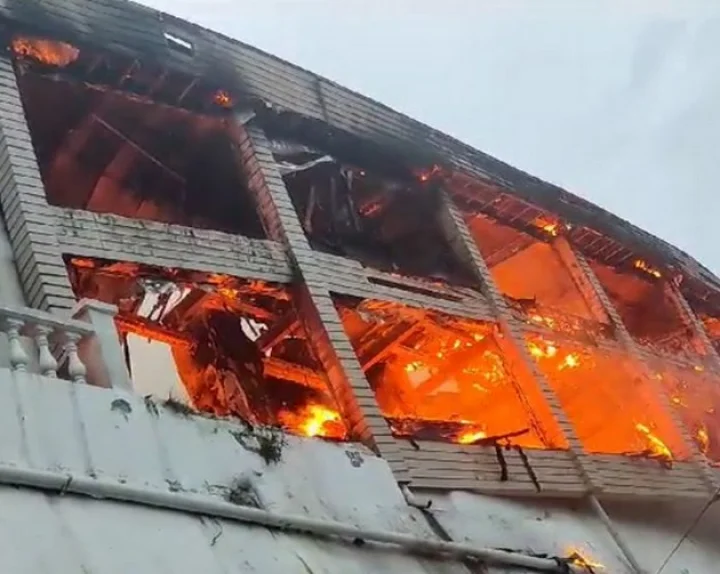 A massive fire broke out in a hotel in Mussoorie