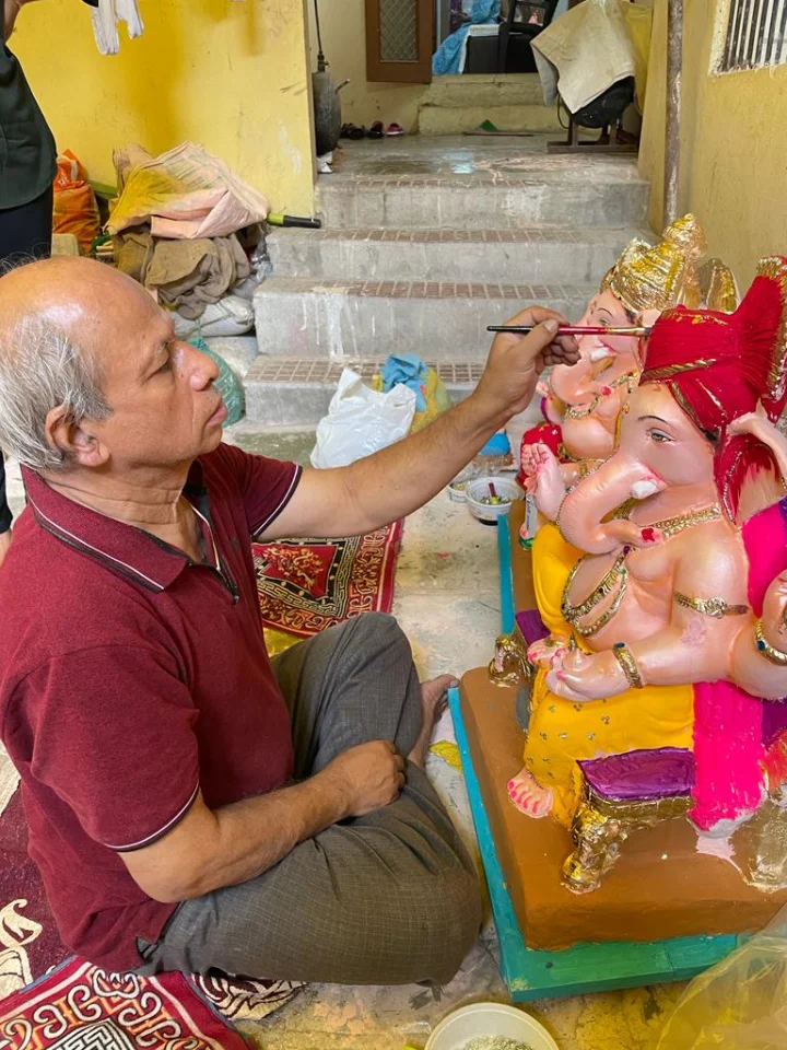 इंदौर का खरगोनकर परिवार छः पीढ़ियों से बना रहा है राजवाड़ा और होलकर राज परिवार के लिए गणपति